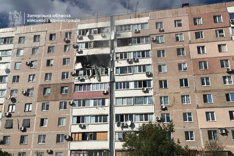 Пошкоджений міст через Дніпро у Запоріжжі після нічної атаки
