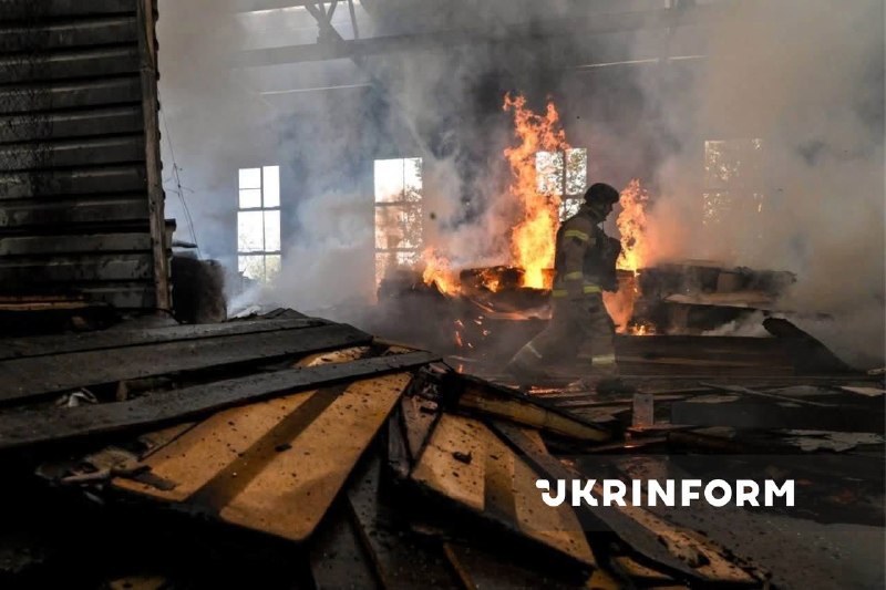 Пошкоджений міст через Дніпро у Запоріжжі після нічної атаки