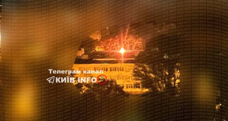 Nächtlicher Himmel über Kyjiw während des Luftalarms