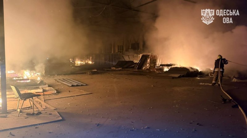 Наслідки нічної атаки на Одесу: пошкоджена будівля приватного підприємства