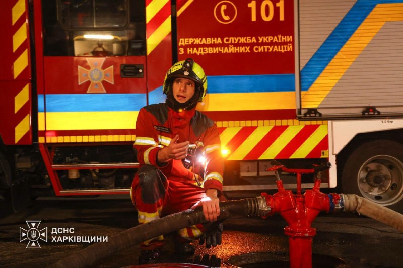 Рятувальники гасять пожежу в складській будівлі в Харкові