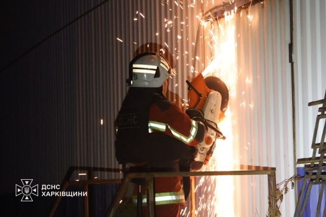 Рятувальники гасять пожежу в складській будівлі в Харкові