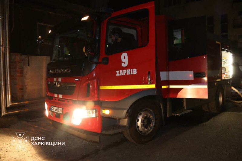Рятувальники гасять пожежу в складській будівлі в Харкові