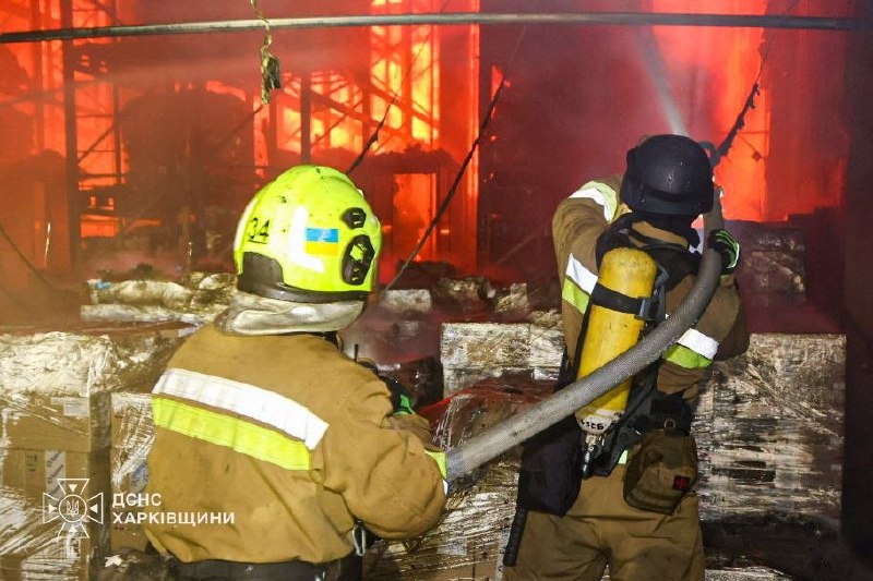 Рятувальники гасять пожежу в складській будівлі в Харкові
