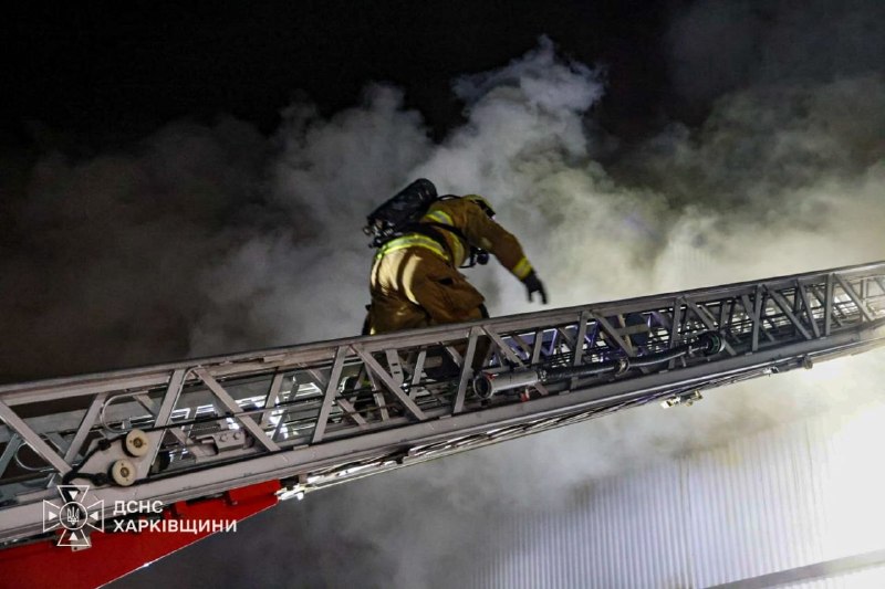 Рятувальники гасять пожежу в складській будівлі в Харкові