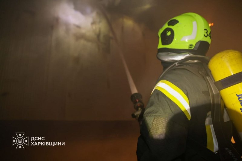 Рятувальники гасять пожежу в складській будівлі в Харкові
