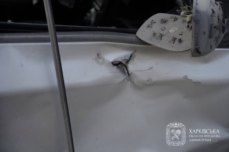 Des secouristes travaillent sur le site de la frappe contre une entreprise de transport automobile à Kharkiv