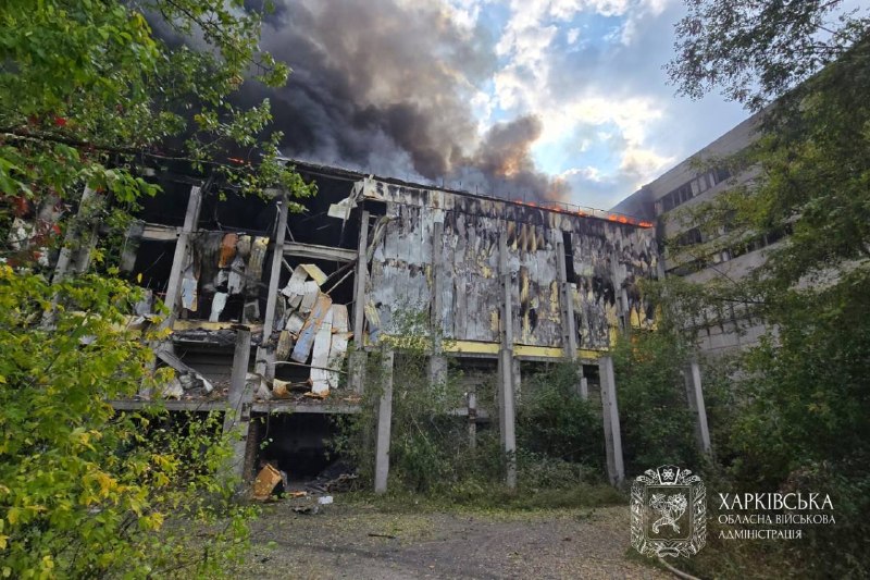 Des secouristes travaillent sur le site de la frappe contre une entreprise de transport automobile à Kharkiv