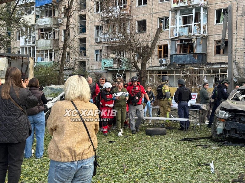 Xarkovda aviasiya zərbəsindən sonra xəstəxana yaxınlığında tibb işçiləri