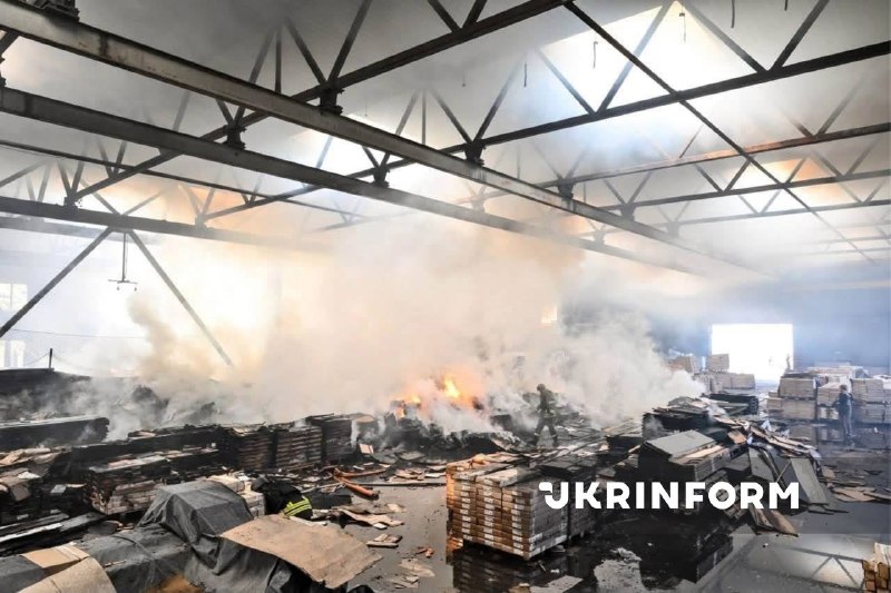 Наслідки удару по складському приміщенню в Запоріжжі