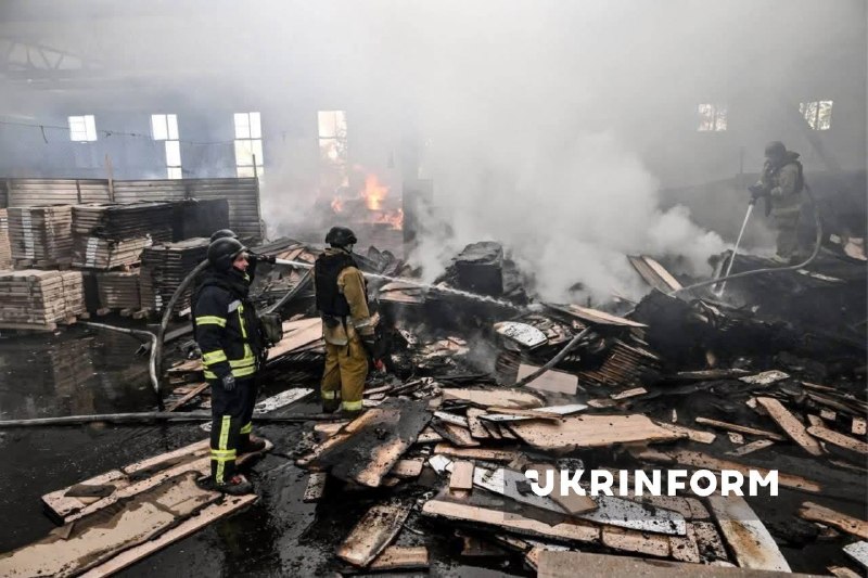 Наслідки удару по складському приміщенню в Запоріжжі