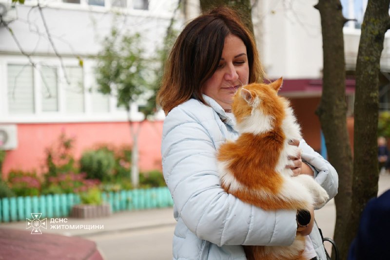 Obyvatelé se zvířaty u poškozeného domu v Berdyčivu