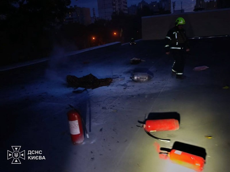 Рятувальники гасять пожежу на даху будівлі навчального закладу в Києві