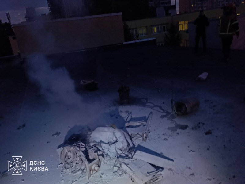 Рятувальники гасять пожежу на даху будівлі навчального закладу в Києві