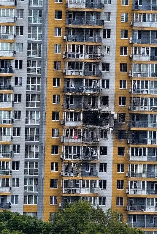 Пошкоджений багатоповерховий житловий будинок в Одесі після російської атаки