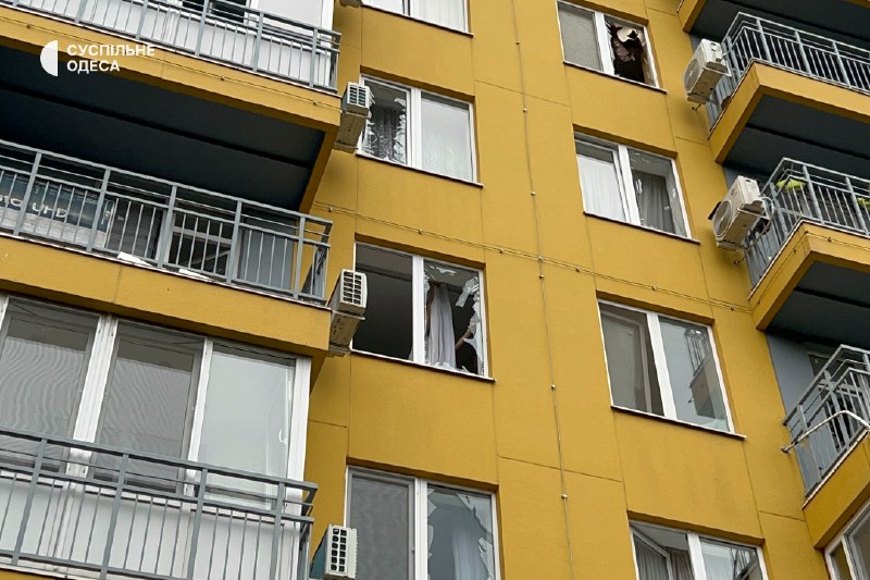 Пошкоджений багатоповерховий житловий будинок в Одесі після російської атаки
