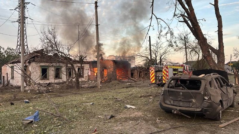 Brandweerlieden blussen een brand in een verwoest gebouw na de nachtelijke aanval