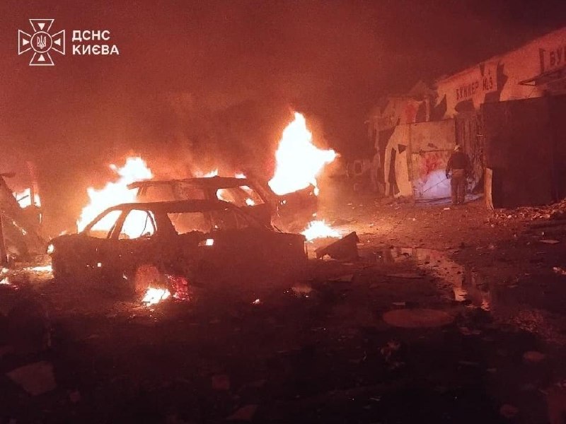 Brandweerlieden blussen een brand in een verwoest gebouw na de nachtelijke aanval