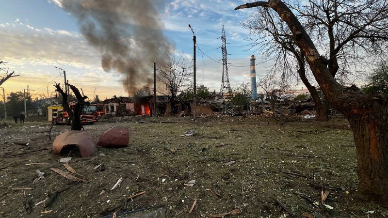 Brandweerlieden blussen een brand in een verwoest gebouw na de nachtelijke aanval