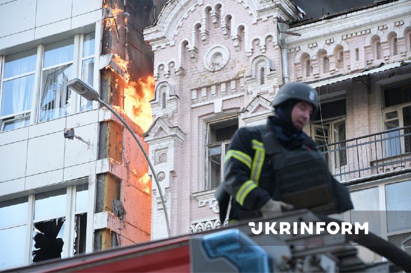 Xilasedicilər və həkimlər Rusiya hücumundan sonra Kiyevdə zərbə nöqtəsində işləyirlər