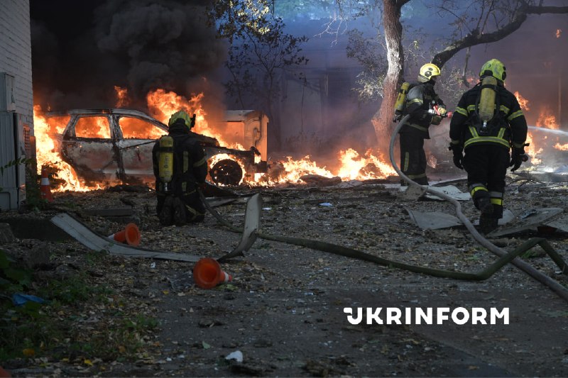 Xilasedicilər və həkimlər Rusiya hücumundan sonra Kiyevdə zərbə nöqtəsində işləyirlər