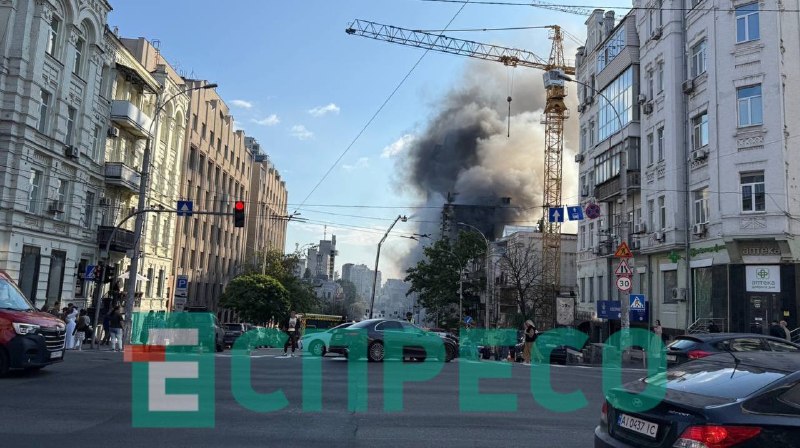 Xilasedicilər və həkimlər Rusiya hücumundan sonra Kiyevdə zərbə nöqtəsində işləyirlər