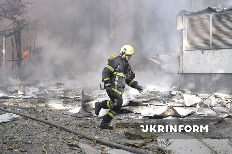 Xilasedicilər və həkimlər Rusiya hücumundan sonra Kiyevdə zərbə nöqtəsində işləyirlər