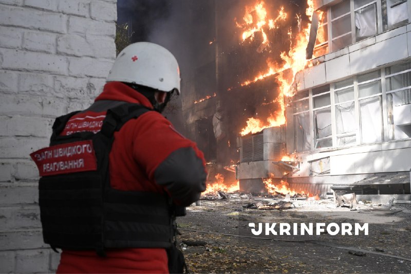 Xilasedicilər və həkimlər Rusiya hücumundan sonra Kiyevdə zərbə nöqtəsində işləyirlər