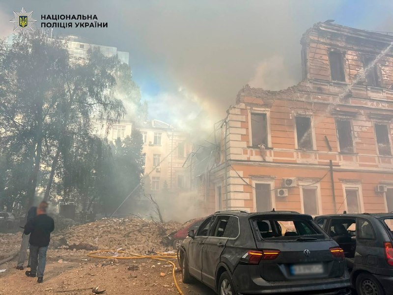 Xilasedicilər və həkimlər Rusiya hücumundan sonra Kiyevdə zərbə nöqtəsində işləyirlər