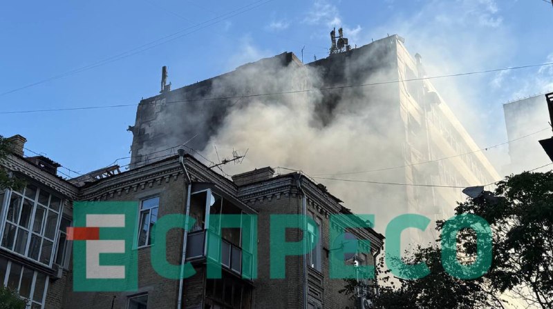 Xilasedicilər və həkimlər Rusiya hücumundan sonra Kiyevdə zərbə nöqtəsində işləyirlər