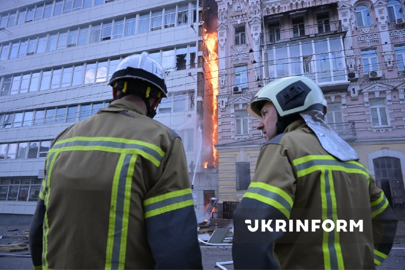Xilasedicilər və həkimlər Rusiya hücumundan sonra Kiyevdə zərbə nöqtəsində işləyirlər