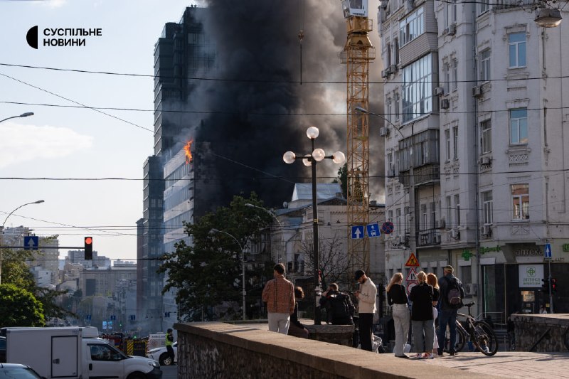 Kurtarma ekipleri, Rus saldırısının ardından Kiev'deki tıp merkezi binasındaki yangını söndürüyor
