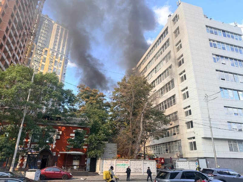 Kurtarma ekipleri, Rus saldırısının ardından Kiev'deki tıp merkezi binasındaki yangını söndürüyor