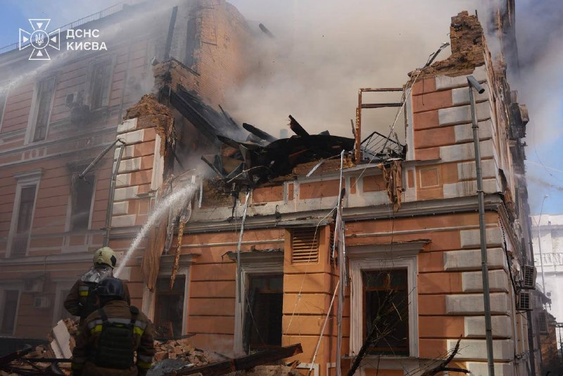 Rescatistas trabajan en el lugar del impacto en el edificio del centro médico en Kyiv