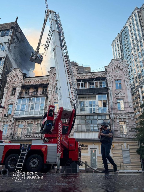 Kurtarma ekipleri, Rus saldırısının ardından Kiev'deki tıp merkezi binasındaki yangını söndürüyor