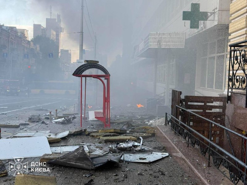 Kurtarma ekipleri, Rus saldırısının ardından Kiev'deki tıp merkezi binasındaki yangını söndürüyor