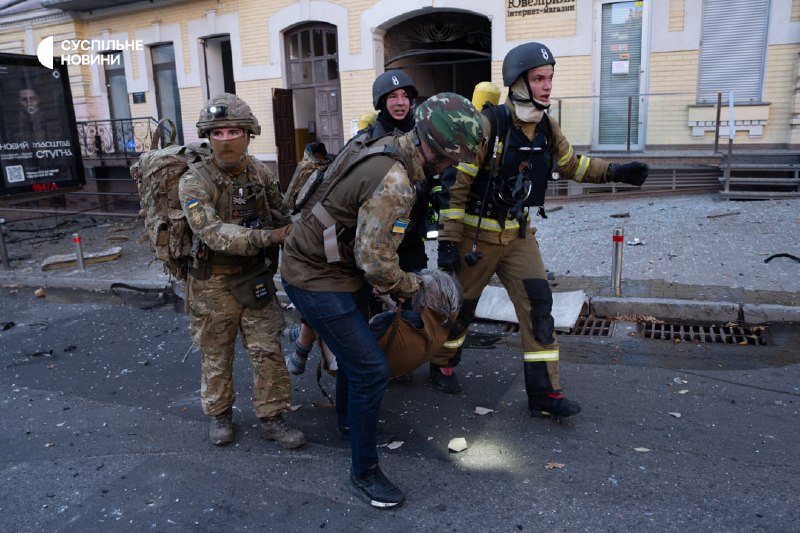 Kurtarma ekipleri, Rus saldırısının ardından Kiev'deki tıp merkezi binasındaki yangını söndürüyor