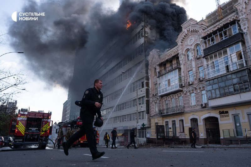 Kurtarma ekipleri, Rus saldırısının ardından Kiev'deki tıp merkezi binasındaki yangını söndürüyor