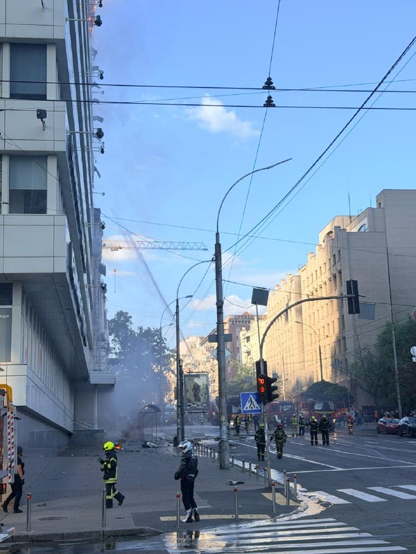 Kurtarma ekipleri, Rus saldırısının ardından Kiev'deki tıp merkezi binasındaki yangını söndürüyor