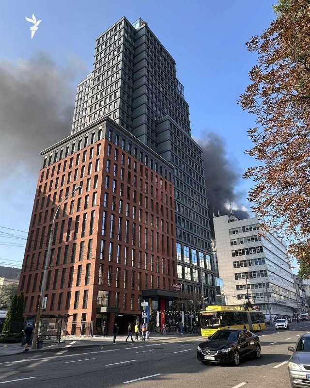 Kurtarma ekipleri, Rus saldırısının ardından Kiev'deki tıp merkezi binasındaki yangını söndürüyor