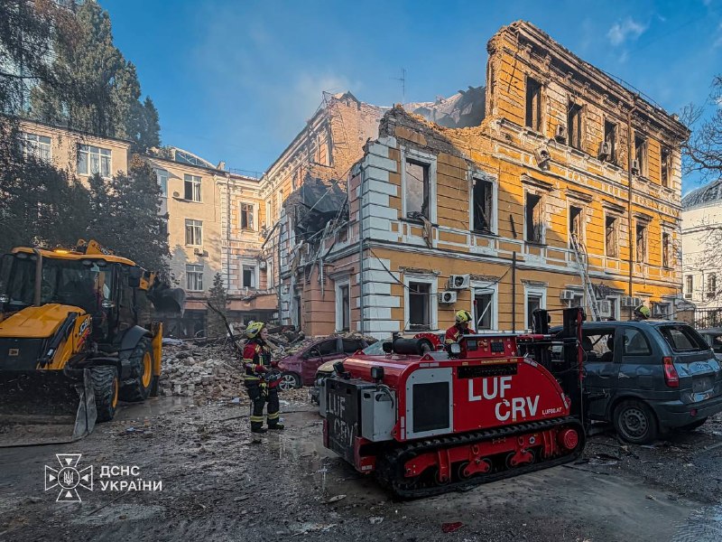 Rescatistas trabajan en el lugar del impacto en el edificio del centro médico en Kyiv