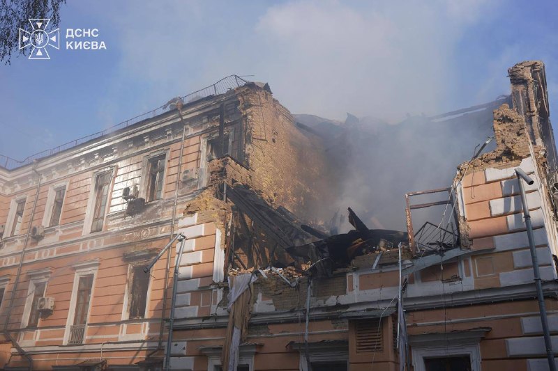 Kurtarma ekipleri, Rus saldırısının ardından Kiev'deki tıp merkezi binasındaki yangını söndürüyor