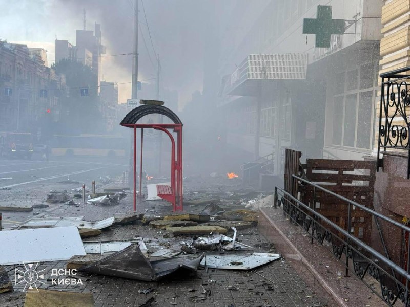 Kurtarma ekipleri, Rus saldırısının ardından Kiev'deki tıp merkezi binasındaki yangını söndürüyor