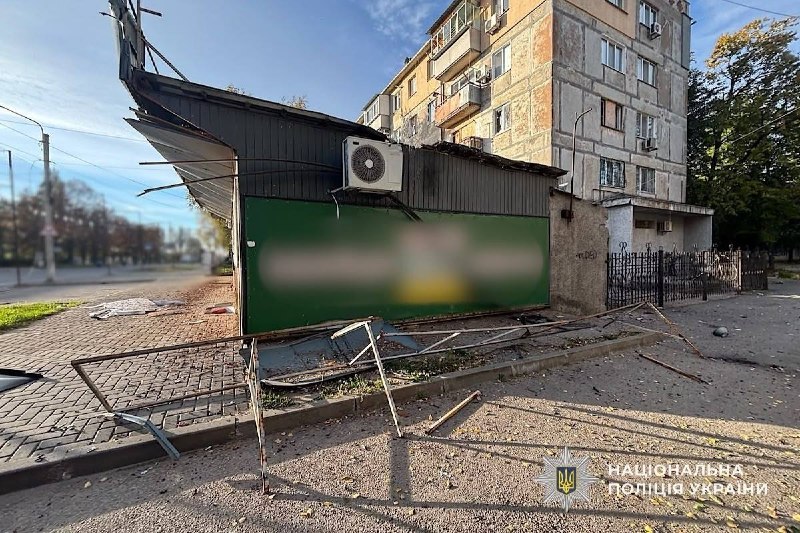 Рятувальники та поліцейські працюють на місці обстрілу в Дніпрі