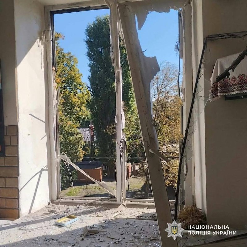 Рятувальники та поліцейські працюють на місці обстрілу в Дніпрі