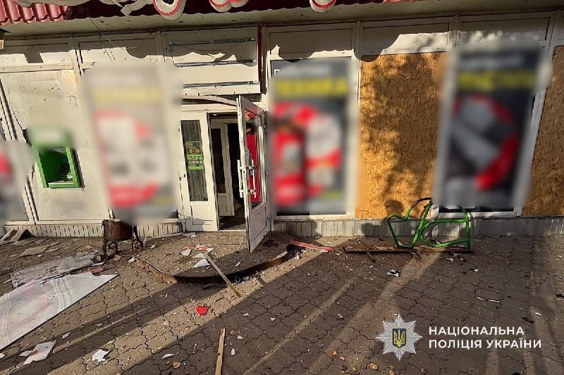 Рятувальники та поліцейські працюють на місці обстрілу в Дніпрі