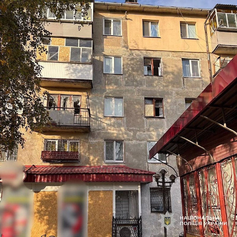 Рятувальники та поліцейські працюють на місці обстрілу в Дніпрі