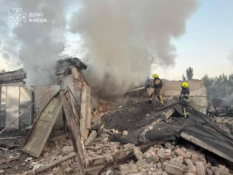 Рятувальники працюють на місці руйнувань після нічної атаки