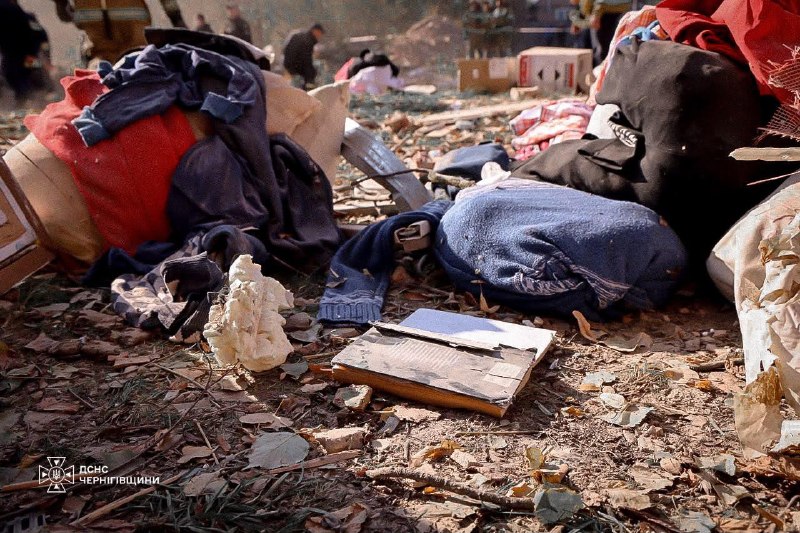 Διασώστες απομακρύνουν συντρίμμια από κατεστραμμένο πενταόροφο κτίριο στο Πριλούκι