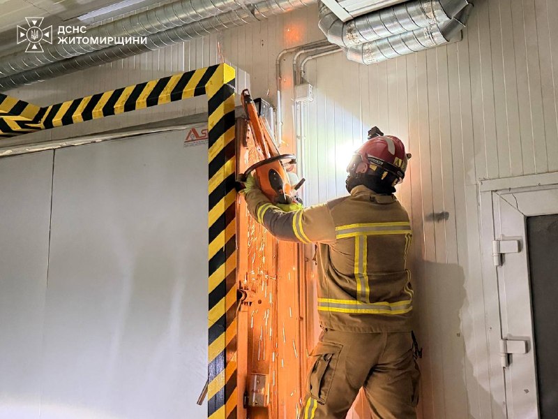 غلاف تحريري لمادة حول هجوم طائرات مسيّرة على منشأة في جماعة جيتومير
